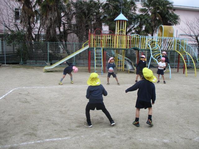 年長と年少が一緒に遊ぶ最後の日、みんなでドッチボールを楽しみました。