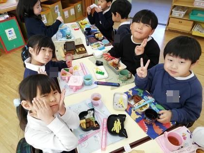 幼稚園で食べる最後のお弁当の時間です。
