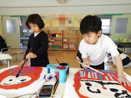 先週から作っているだるまに筆で顔を描き入れています。
