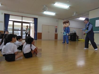 お巡りさんが防犯についてお話してくれています。