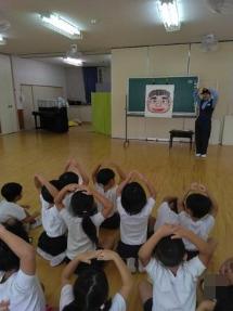 犯人の特徴を覚えているかクイズで確認しています。