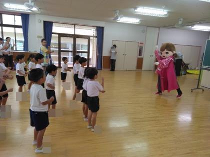 ついていかない体操を踊っています。
