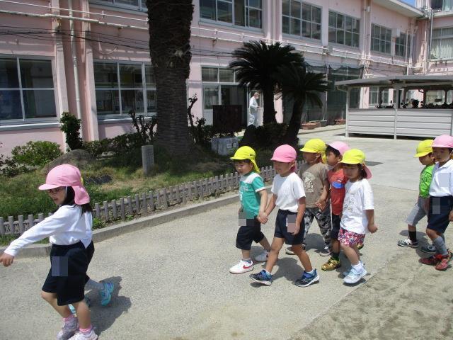 年長組と年少組のペアを組んで、仲良く小学校散歩に出かけています。