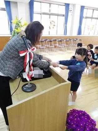 園長先生から修了証書をいただいています。