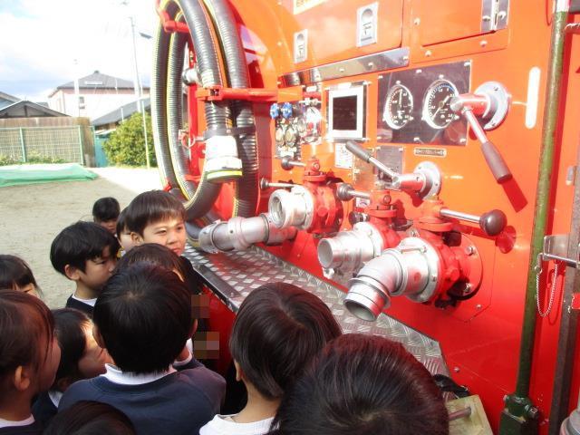 消防車についているたくさんの機械や装置は、全部、水に関する大切なものが備えられていると聞きました。