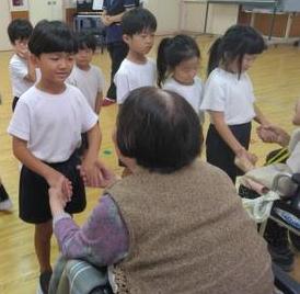 楽しくお話しています。