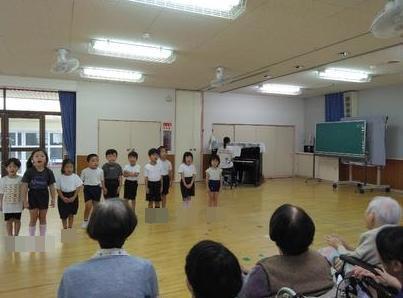 歌をうたっています。