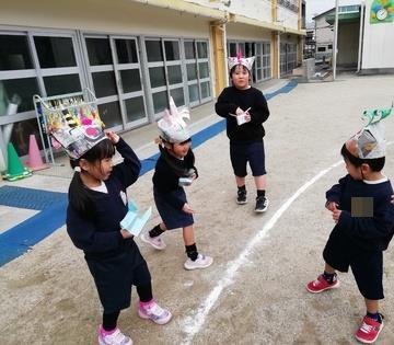 心の中にいる鬼を退治しようと、一生懸命に豆まきをしています。