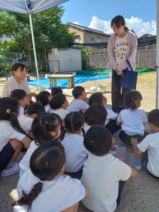 園長先生の話を聞いています。