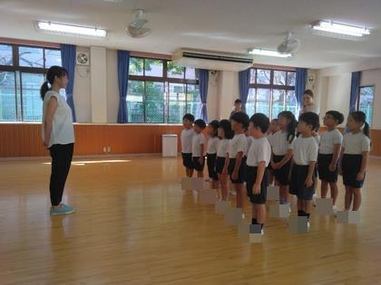 弐学期始業式で園長先生の話を聞いています。