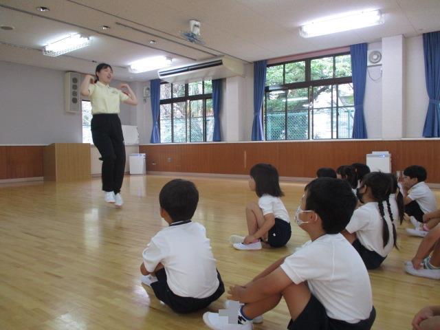 教育実習生が、楽しいダンスを教えてくれています。