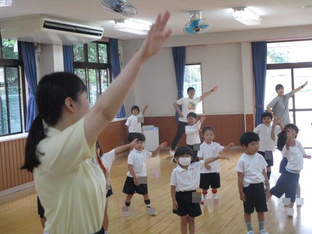 見本を見たあとは、子供たちも一緒に実習生のダンスを真似して楽しく踊りました。