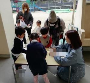 名札を渡す
