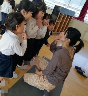 ゾウの顔が面白いと伝えている