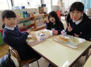 給食を食べる