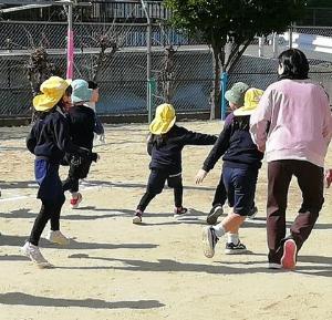 鬼ごっこをする