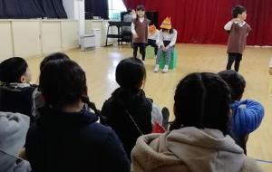 ピノキオの劇を見る5年生