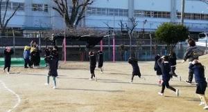 園庭に避難する