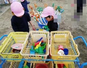 砂場のおもちゃを洗う