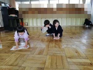 雑巾かけをする