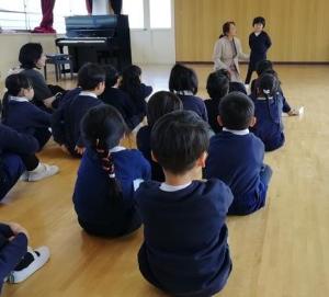 友達の話を聞く