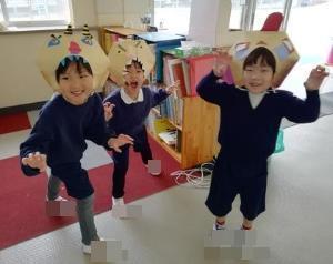 鬼の面をかぶる