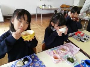 みそ汁を飲む