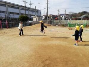 長縄跳びを縄跳びで跳ぶ