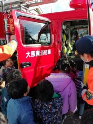 消防車の中を見る