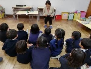 詩を聴く子どもたち