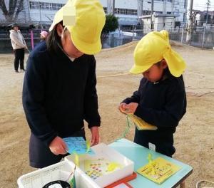 なわとびカードにシールを貼る