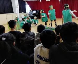 4歳児の劇を5年生が見てる