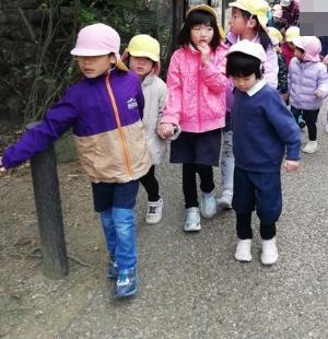年長年少一緒に園内めぐる