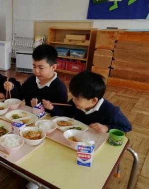 給食を食べる
