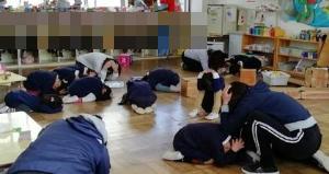 頭を守って地震の揺れを待つ