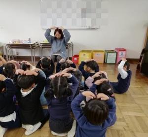 手遊びをする