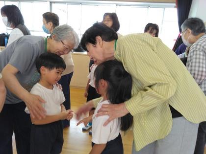 地域の方とじゃんけん列車をしている