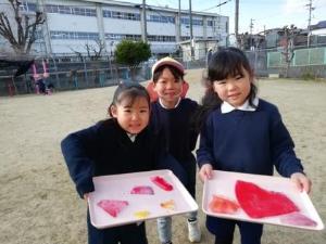 氷を絵の具で赤く塗る