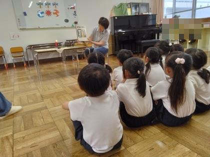 絵本を読んでいるところ