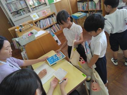 借りた絵本を返している