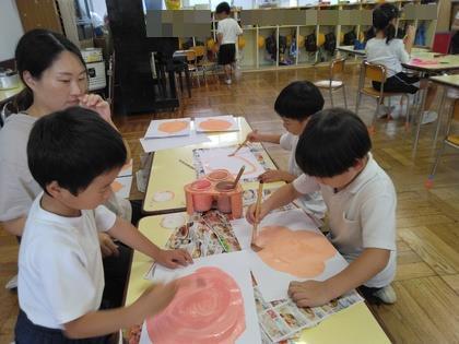 絵の具で顔を描いている
