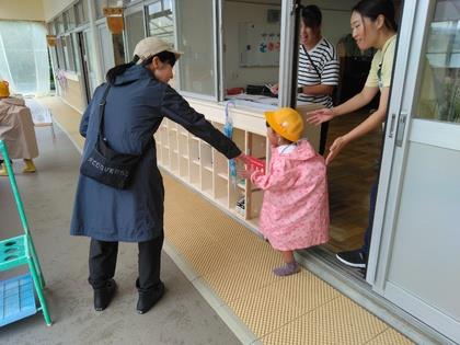 保護者と一緒に帰るところ