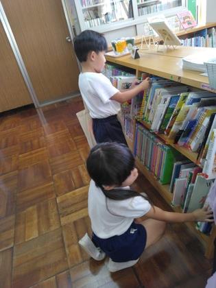 次に選ぶ本を選んでいる
