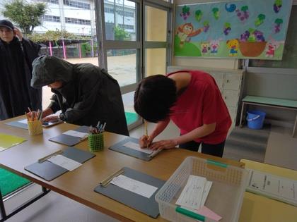 引き渡し訓練に参加している