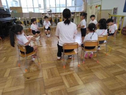 円になってみんなで座っているところ