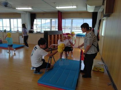 鉄棒で前回りをしている