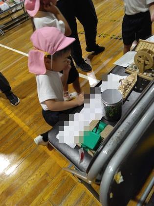 興味をもって見学している