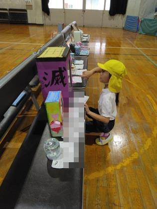 箱中の様子を見入っている