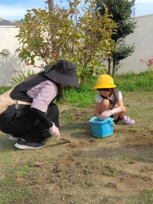 親子で一緒に清掃している