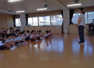 始業式の話を聞いているところ